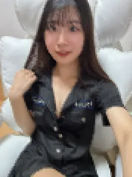 ライブでゴーゴーにいる女の子