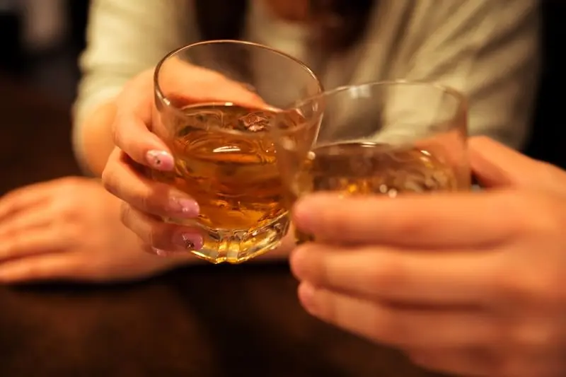 お酒好きの女性　イメージ